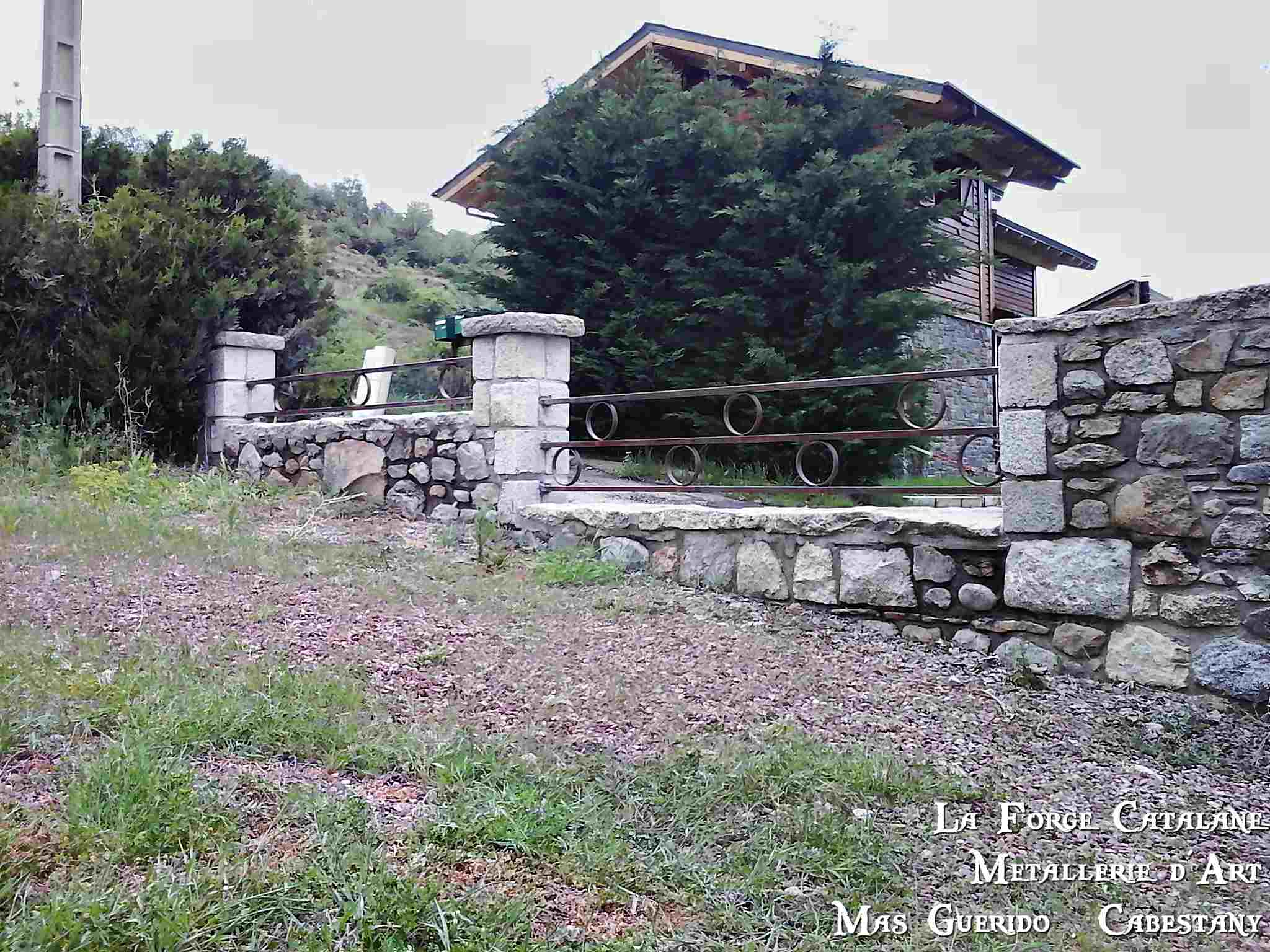 portail 2 vantaux rouille vernis motifs ronds forge catalane 4.jpg